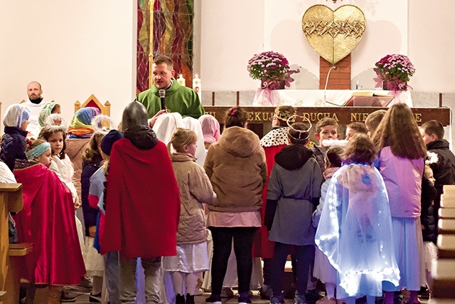 	Spotkanie rozpoczęło się od Eucharystii.