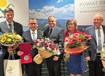 W imieniu laureata nagrodę odebrał Paweł Niemczyk (drugi  z lewej).