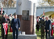 ▲	Moment odsłonięcia obelisku przez przedstawicieli władz państwowych i samorządowych.