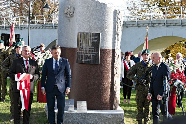 ▲	Moment odsłonięcia obelisku przez przedstawicieli władz państwowych i samorządowych.