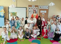 ▲	Grupa przebranych przedszkolaków u sióstr prezentek.