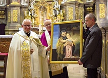 	Rozpoczęto peregrynację kopii obrazu św. Józefa. Od lewej:         bp Waldemar Musioł, bp Andrzej Czaja, Roman Kus.