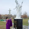 ▲	Monument poświęcono w uroczystość Wszystkich Świętych.