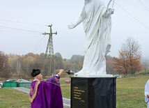 ▲	Monument poświęcono w uroczystość Wszystkich Świętych.