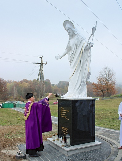 ▲	Monument poświęcono w uroczystość Wszystkich Świętych.