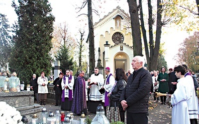 ▲	Budowlę poświęcił  bp Stanisław Salaterski.