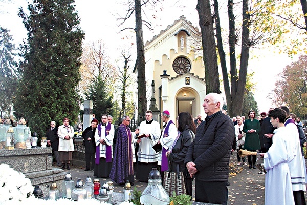 ▲	Budowlę poświęcił  bp Stanisław Salaterski.