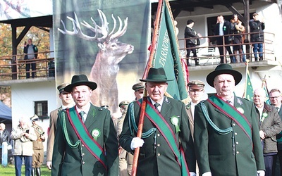 ▲	Poczet sztandarowy tarnowskiego okręgu PZŁ.