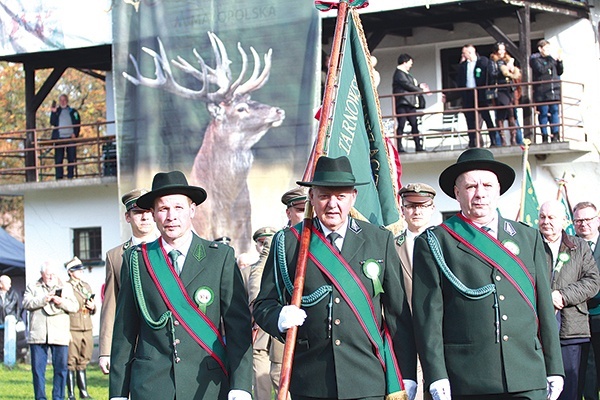 ▲	Poczet sztandarowy tarnowskiego okręgu PZŁ.