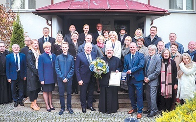 ▲	W uroczystości uczestniczyli wierni i przyjaciele kapłana. Rzeczycki proboszcz w niedzielę  30 października otrzymał Medal 75-lecia Misji Jana Karskiego.