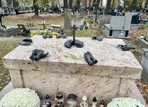 ▲	Powstają też nowe mogiły, które są interpretacją życia i wiary zmarłych i ich rodzin.