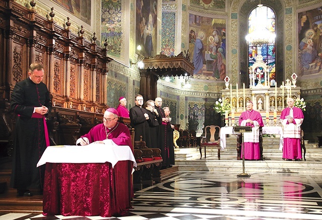 	Hierarcha zapowiedział, że jego ingres  do bazyliki katedralnej odbędzie się 26 listopada, zaś w przeddzień tej uroczystości chce się spotkać z duchowieństwem.