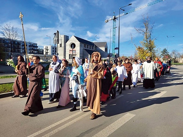 ▲	„Świętych kocham i szanuję, ich uczynki naśladuję” – takie hasło towarzyszyło pochodowi, który 30 października po raz drugi przeszedł ulicami parafii św. Rity z Cascii.