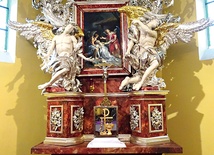 W ołtarzu po konserwacji widnieje współczesny wizerunek patronki.