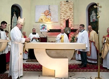 ▲	Bp Zbigniew Zieliński namaszcza ołtarz.