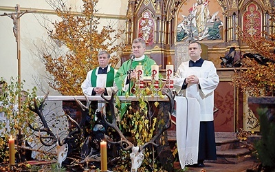 ▲	W kościele nie zabrakło charakterystycznej myśliwskiej symboliki oraz dekoracji.