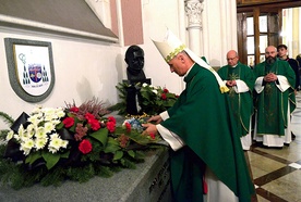 	Przy sarkofagu bp. Jana Chrapka.
