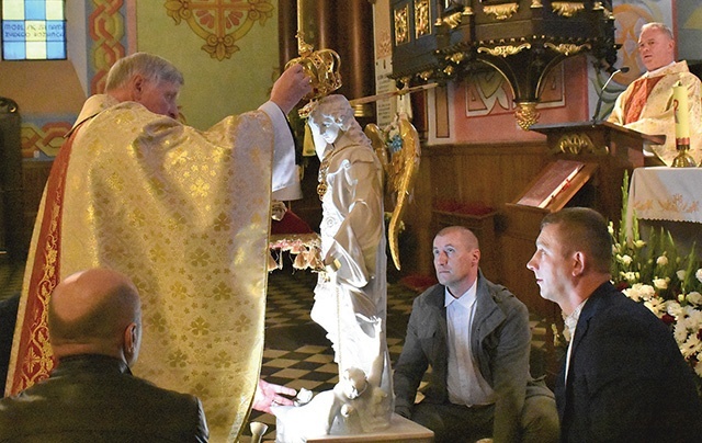 Proboszcz ks. Wiesław Kudła nałożył na figurę koronę.