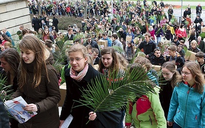 2015 r. Uczestnicy wchodzą do katedry. Do 2020 r. te wydarzenia odbywały się zawsze w Niedzielę Palmową.