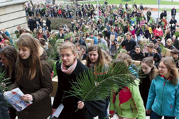 2015 r. Uczestnicy wchodzą do katedry. Do 2020 r. te wydarzenia odbywały się zawsze w Niedzielę Palmową.