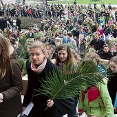 2015 r. Uczestnicy wchodzą do katedry. Do 2020 r. te wydarzenia odbywały się zawsze w Niedzielę Palmową.