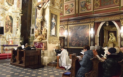 	W katedrze wierni modlą się przed wizerunkiem Matki Bożej Brzemiennej.