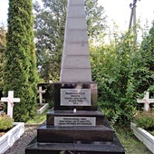 	Monument  na cmentarzyku  przy kościele parafialnym pw. Zesłania  Ducha Świętego  w Maniewiczach.