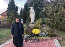 Ks. Wiesław Stępień przy figurze bł. ks. Popiełuszki.