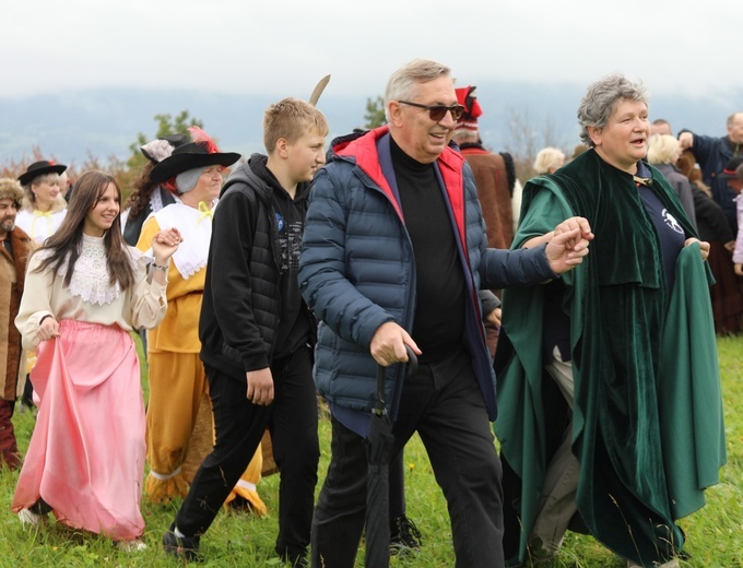 Korowód par tańczących poloneza poprowadzili: Jadwiga Klimonda i min. Stanisław Szwed.