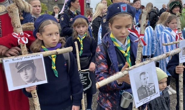 Symboliczne krzyże pamięci o ofiarach wspominanych podczas zaduszkowych uroczystości w poprzednich latach przynieśli najmłodsi rekonstruktorzy, uczniowie i harcerze.