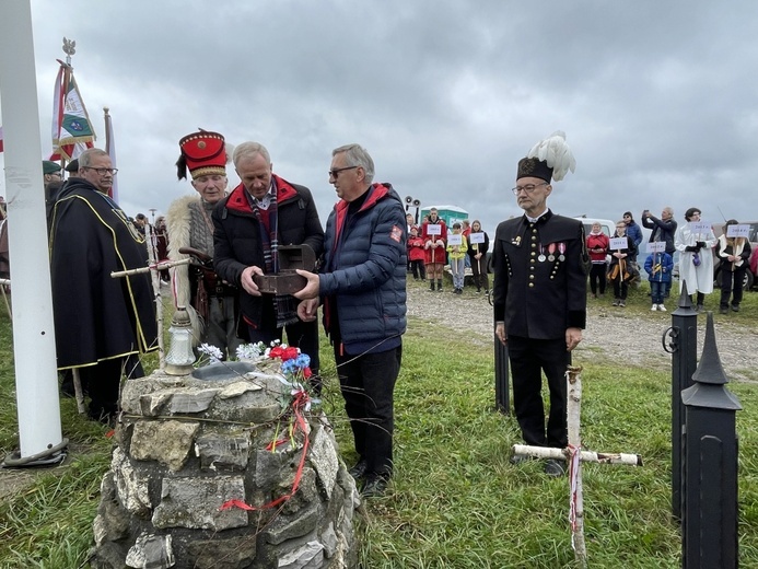 Do Kurhanu Pamięci trafiła ziemia z miejsc związanych z bohaterami naszej historii.