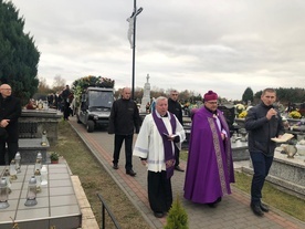 Bp. Kiciński prowadzący kondukt żałobny.