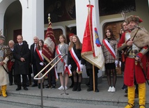 Po zakończonej Eucharystii przed kościołem Bogusław Stańczuk, główny organizator uroczystości, (trzeci od lewej) i Adam Kiwacki (czwarty od lewej).
