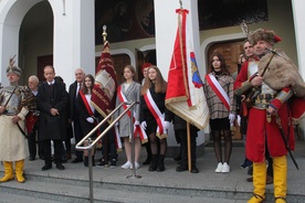 Po zakończonej Eucharystii przed kościołem Bogusław Stańczuk, główny organizator uroczystości, (trzeci od lewej) i Adam Kiwacki (czwarty od lewej).