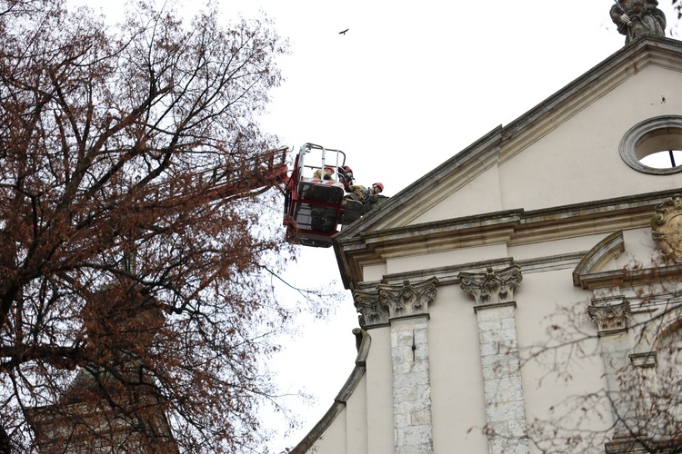 Demontaż uszkodzonej sterczyny