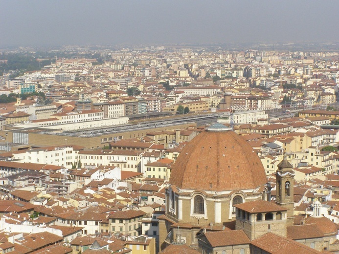 Piłkarze wnieśli na kopułę katedry niepełnosprawnego chłopczyka