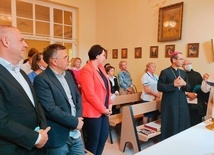 Biskup Maciej odwiedził chorych i personel Dolnośląskiego Centrum Onkologii