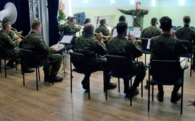 Muzycy ćwiczą pod batutą st. chor. sztab. Tomasza Chwalińskiego.