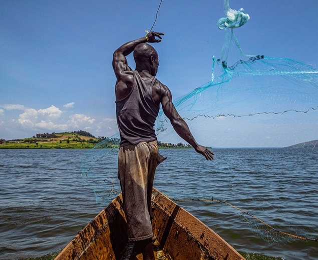 40-letni rybak Jowali Kitagenda zarzucający sieć w fale Nilu.
7.10.2022 Nil, Uganda