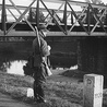 Strażnik obok kamienia na granicy polsko-czechosłowackiej.