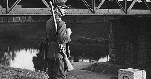 Strażnik obok kamienia na granicy polsko-czechosłowackiej.