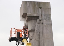 Z olsztyńskiego pomnika Wyzwolenia Ziemi Warmińskiej i Mazurskiej zostały usunięte sierp i młot