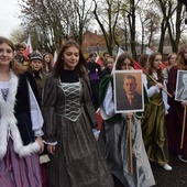 Część uczniow założyła stroje z epoki.