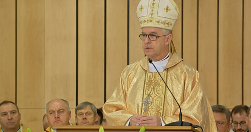 Bp Lechowicz: Z głębi biało-czerwonych serc wołamy: "Ojczyznę wolną pobłogosław, Panie"