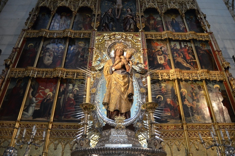 Gdy odnaleźli figurę Maryi, obok niej paliły się dwie świece... od 400 lat