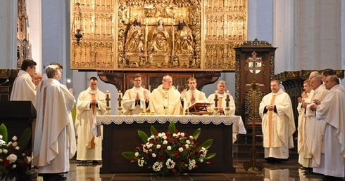 - Świadomość wolności nie zawsze dzisiaj idzie w parze z poszanowaniem ojczyzny i drugiego człowieka - zauważył w homilii abp Wojda.