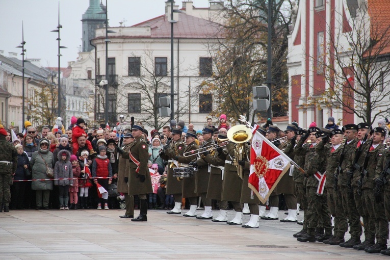 Mieszkańcy Lublina tłumnie uczestniczyli w uroczystościach w centrum miasta.