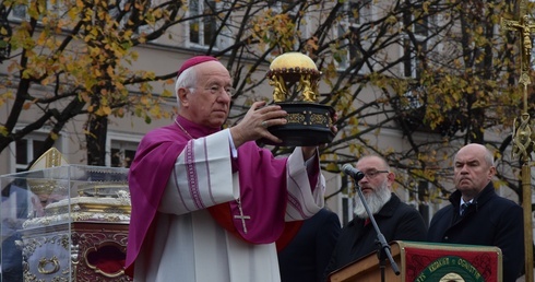 Biskup Andrzej F. Dziuba udzielił błogosławieństwa na cztery strony świata relikwiami św. Wiktorii. 