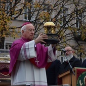 Biskup Andrzej F. Dziuba udzielił błogosławieństwa na cztery strony świata relikwiami św. Wiktorii. 