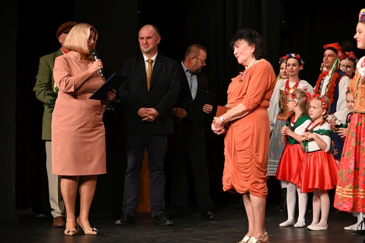 Świdnica. „Zasłużony Kulturze Gloria Artis” dla Marii Skiślewicz i Zespołu „Krąg”